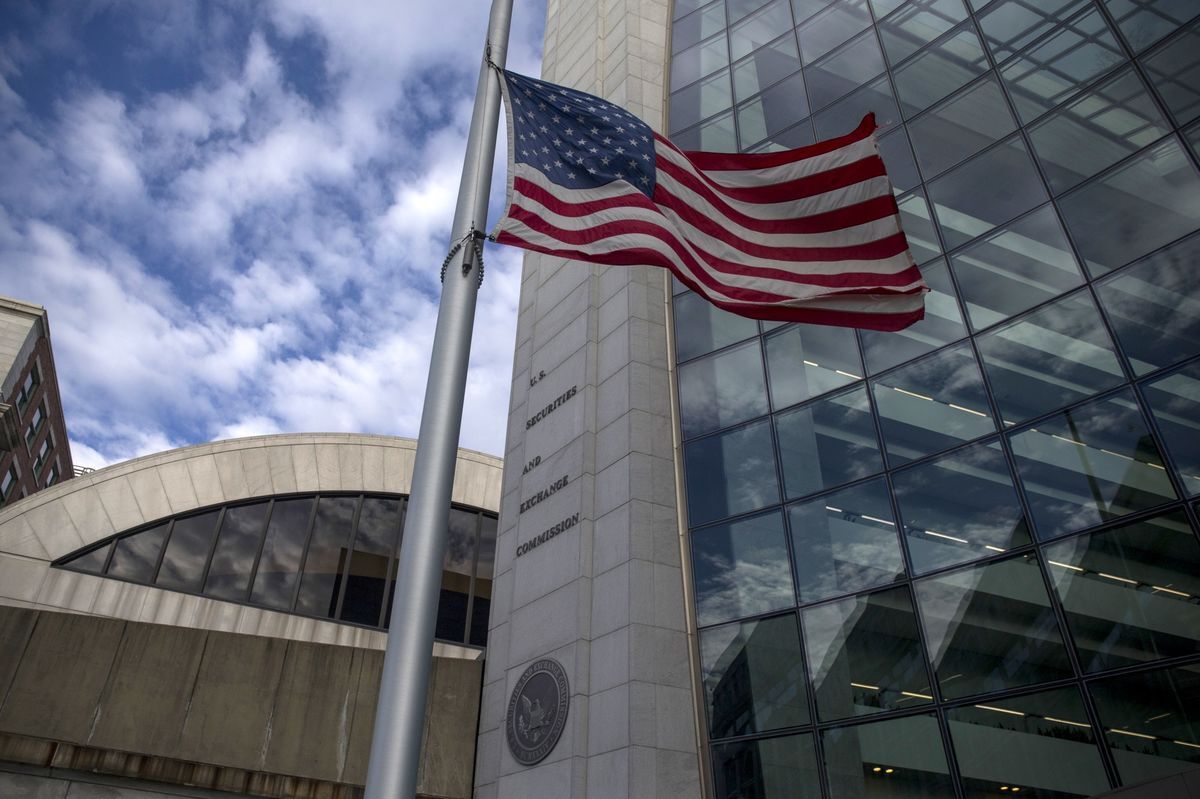 Các nhà lập pháp Hoa Kỳ kêu gọi SEC dừng làm 