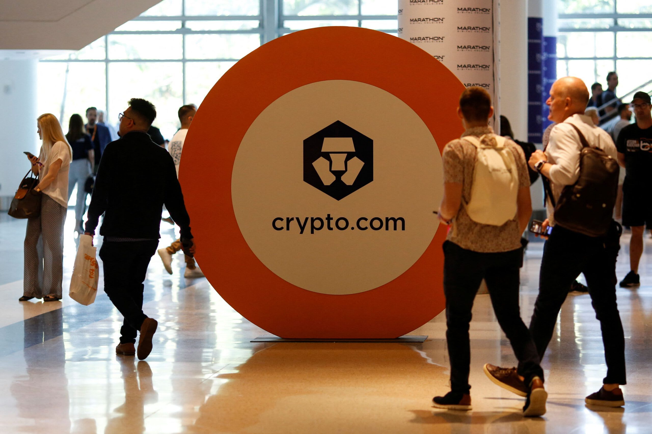 Cryptocom Sa Thải 20 Nhân Sự