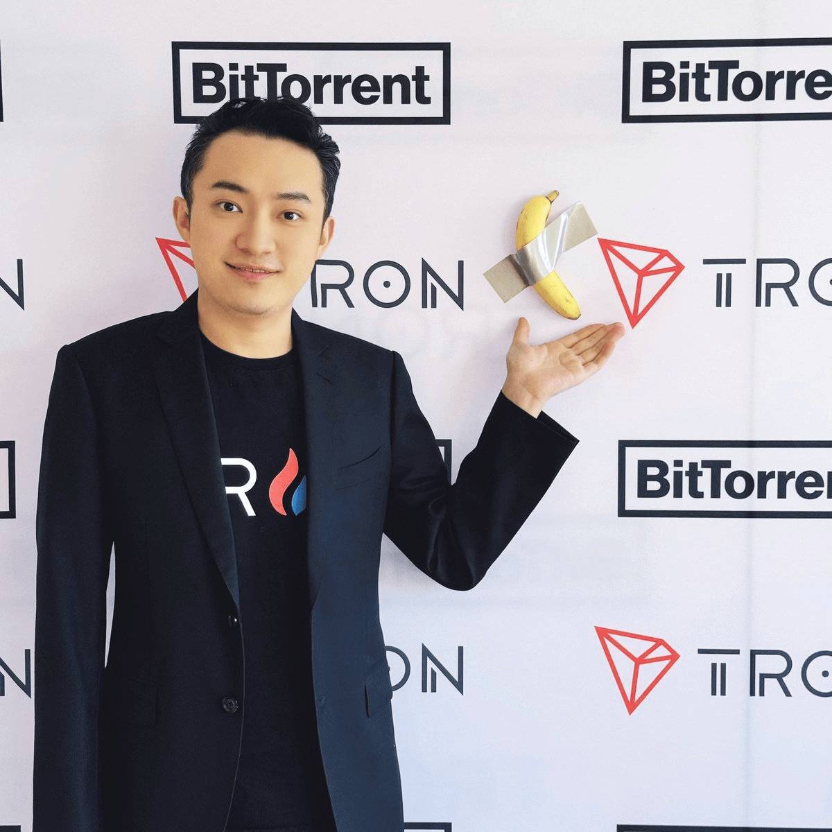 Justin Sun Thắng Đấu Giá Tác Phẩm chuối Dán Tường 62 Triệu Usd