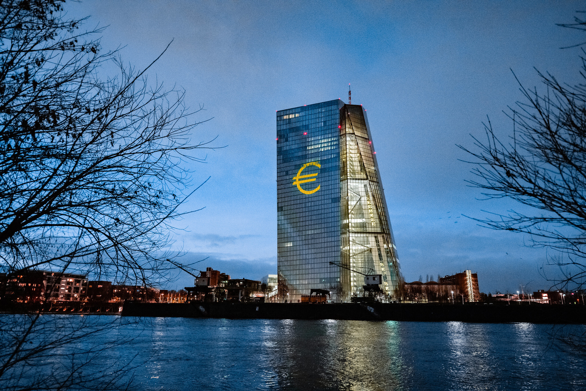 Ngân hàng Trung Ương Châu Âu (ECB) công khai phản đối Proof-of-Work, DeFi và Stablecoin